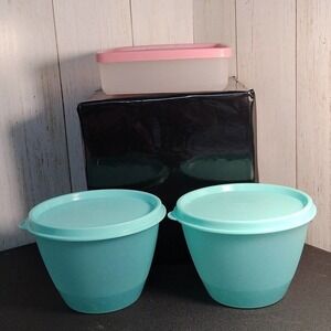 Tupperware sandwich keeper w/ lid and Refrigerator bowls X2 w/lids (B8)